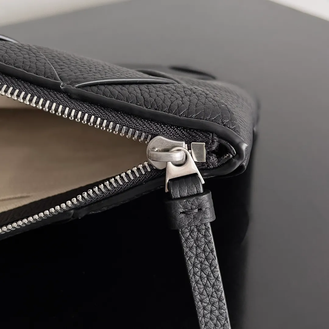 Batch 1660 Taurillon calf leather strap has natural texture, soft and thick texture, and is durable. It is a soft and luxurious leather material. It also makes the bag structure softer and fits the body comfortably when worn. Some people think it looks like pebbled calfskin, but pebbled calfskin is harder. Diago series bags use 3cm wide leather strips, so you can fully appreciate its textured appearance and soft feel. The subtle differences in texture design are proof of the uniqueness and authenticity of this luxurious material. I have to say that the feel is really great. Style number: 795632 Size: 33*23*2cm